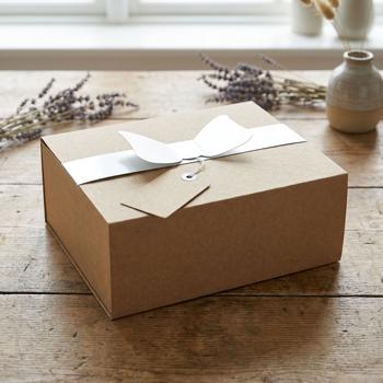Boîte cadeau en papier avec couvercle & ruban – boîte pliable pour petits présents & cadeaux d’invités – naturel, 18 x 9 x 23 cm – 100% recyclable