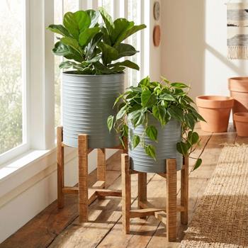 Pflanzgefässe Set grau auf Holzständer - 2 geriffelte Metall Blumentöpfe Ø 31,5x58cm & Ø 29x50cm - Natur/Grau Dekoration Innen/Aussen