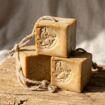 Lot de 3 savons d’Alep authentiques 100 g avec cordon, huile de laurier 3% : savon naturel fabriqué à la main en Syrie pour peaux sensibles, soin végan et lavage des cheveux