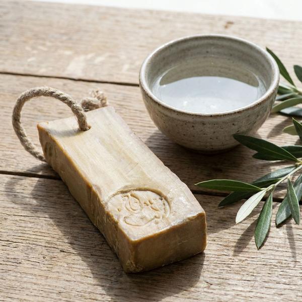 Véritable savon d’Alep 200 g avec cordon, huile de laurier 3 % : savon naturel fabriqué à la main en Syrie pour peaux sensibles, soin du corps végan et lavage des cheveux