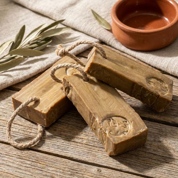 Lot de 3 savons d’Alep authentiques 200 g avec corde, huile de laurier 3 % : savon naturel artisanal de Syrie pour peaux sensibles, soin végan et lavage des cheveux